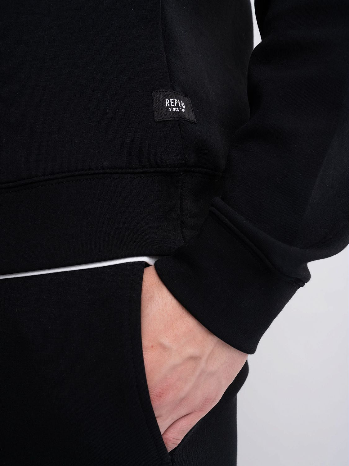 HALF ZIPPER SWEATSHIRT